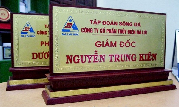 Mica Sơn Nam làm biển tên để bàn sang trọng uy tín tốt nhất Hà Nội