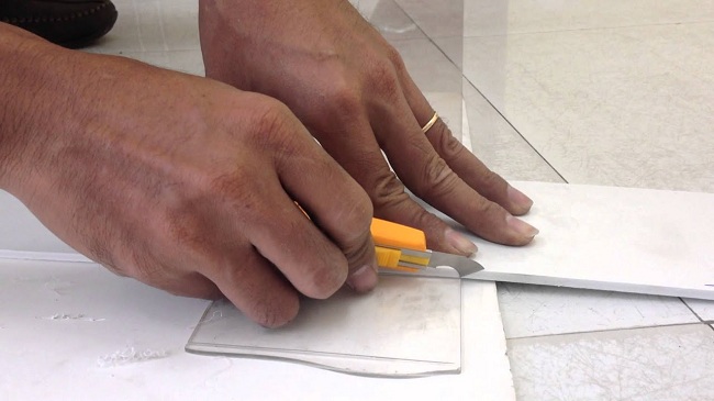 cách cắt mica bằng dao rọc giấy